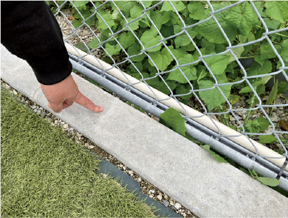 犬の脱走防止柵の下にコンクリートの囲いを設置