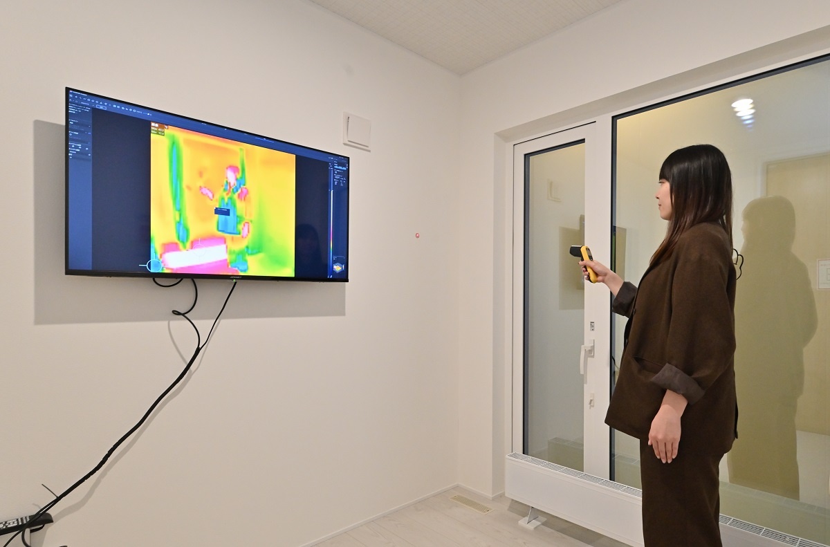 （写真：断熱体感ブース「sumai Labo」で断熱性能を比較・体感できる）