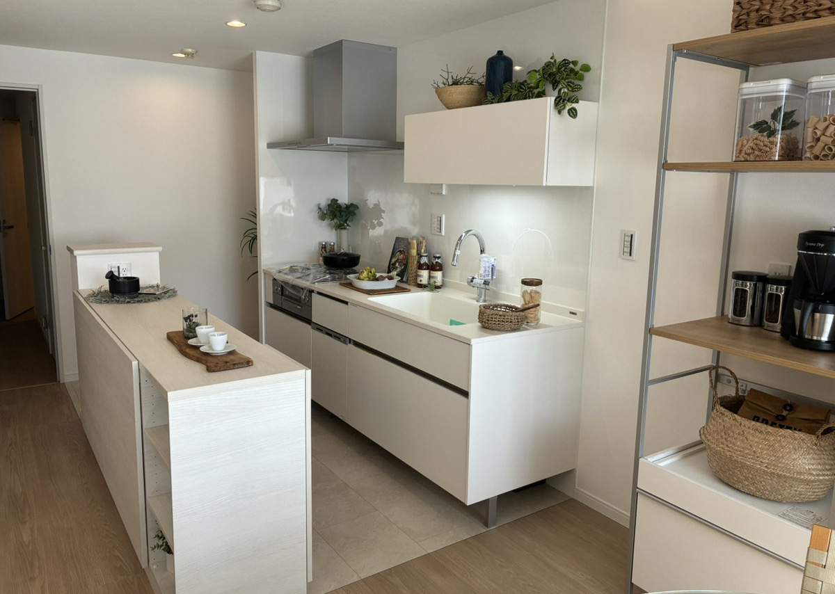 明和地所　キッチンはフロート型でシンプルな吊り戸を採用し、圧迫感をなくした