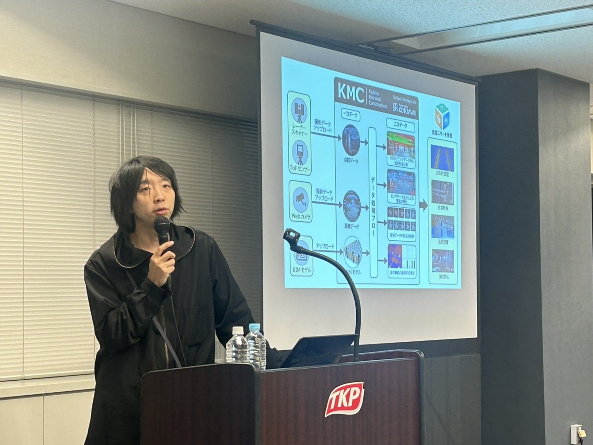 参加者を前にAIの可能性について語る落合氏