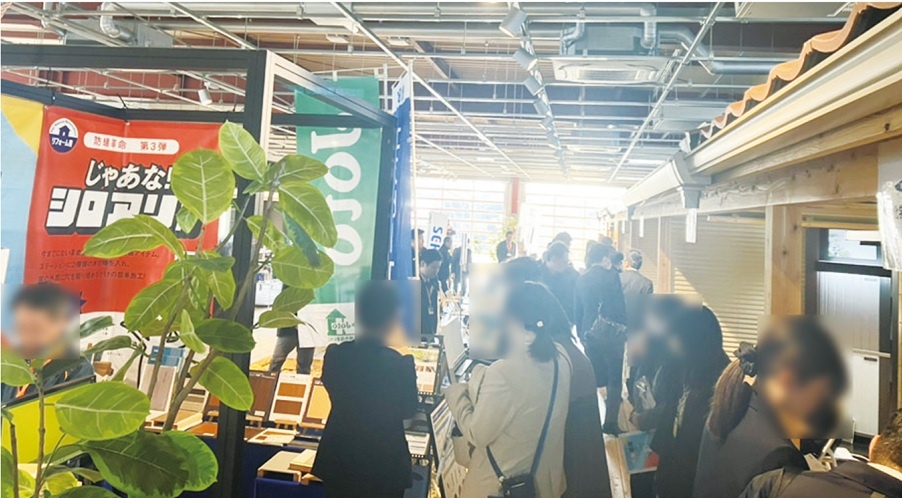 イベント中は展示された商品に興味を持つ工務店、リフォーム会社が担当者に質問を行った