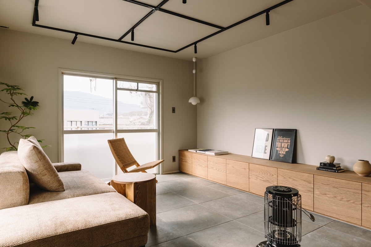 ミラタップ「フォンダーラ グリギオ600」を採用した例。モダンさと重厚感のあるタイルで、フローリングと異なる趣に