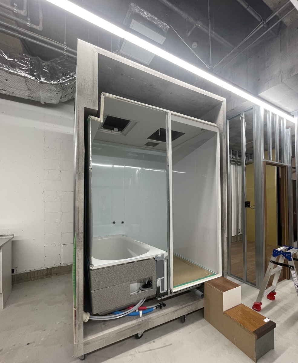 (写真：ユニットバスの納まりや、ドレンアップ配管の展示）