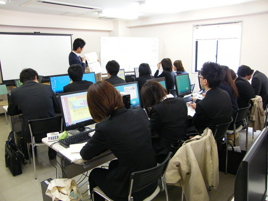 2年目社員が研修内容を考え、新卒社員に教える