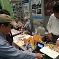 紙コップと塗料で結露実験　塗装工事研究所会