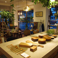家具・雑貨店「トリノス」開店　ベルギー漆喰のキッチン展示