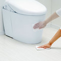 継ぎ目がなく拭き取りやすいトイレの床材、光触媒で抗菌の専用床も