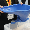 LIXIL、途上国のみんなにトイレを　100万人の衛生環境改善が目標