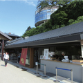 成瀬・猪熊建築設計事務所、高尾山の土産屋をリノベ　4つの店舗を1つに統合
