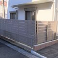 ワイドアルミ、コスパ良しの木調フェンスで追加受注