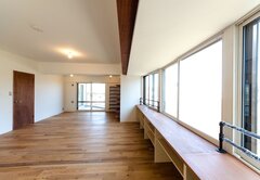 住環境ジャパン、定額制リノベの内覧会開催　ラワン材の本棚が特徴