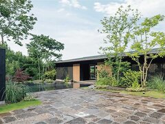 浜松建設、3000坪の森の中にある人気工務店！カフェや雑貨店、泊まれるモデルハウスでファンを生み出しリノベ売上5億円を突破した地域密着戦略