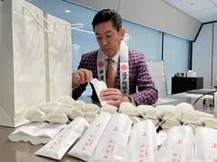 MED Holdings、社長が社員にお守り配布