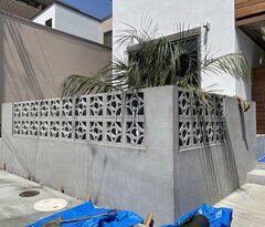 アンドプラス、南国リゾートを思わせる塀を施工　湘南エリアに花ブロック