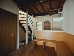 造作家具で統一感ある住空間を演出　キッチンや間仕切り収納を制作