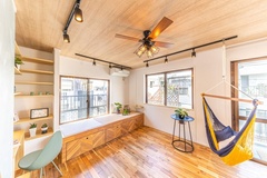 さらりと快適、アカシア材活用リノベ　床に座れる暮らしを提案