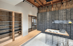 屋根工事会社が空き家を瓦ギャラリーにリノベーション