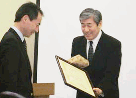 表彰状を受けとるアクアシステムの上野社長(右)