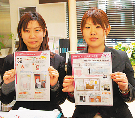 相談しながらチラシ作りを行う