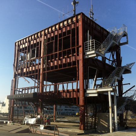 津波で町ごと流された南三陸町にポツンと残された防災対策庁舎跡、ここには最後まで町民に避難を呼びかけていて犠牲になった女性職員へ向けたお供えがたくさん置かれていた(南三陸町、2月14日撮影)