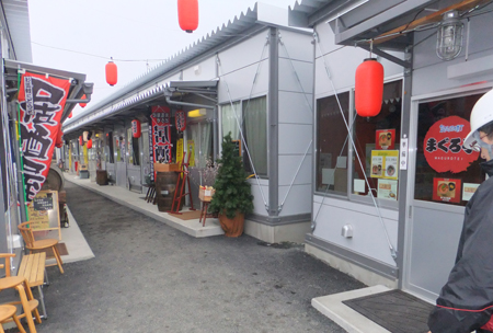 気仙沼港からすぐに位置する「気仙沼横町」気仙沼港で水揚げされた海産物を扱う飲食店、生鮮食品店、土産物屋などが所狭しと並ぶ。夕方頃から多数の客でにぎわうとか(2月14日撮影)
