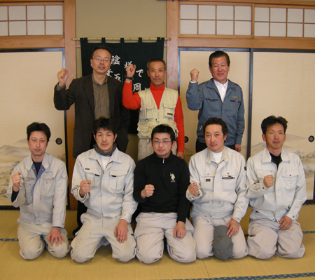 写真は前列右からカワムラの平瀬義昭さん、同・松林孝明さん、古川英治さん、土肥誠さん、渡辺昭人さん、後列中央が同・苗村孝之さん、右が山友殖林の高橋武一社長、左は本紙社長加覧光次郎