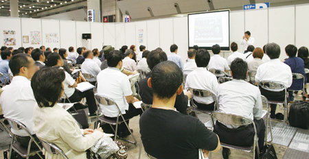 聴講者は真剣に90分のセミナーに集中