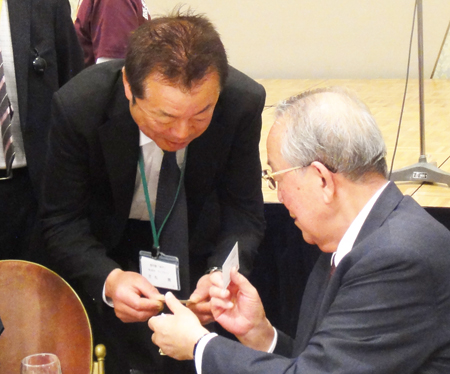 京セラ稲森名誉会長と名刺の交換する笠松社長