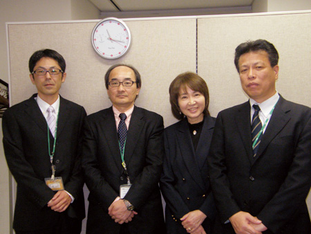 川口佳之課長(右端)らコープハウジングの面々