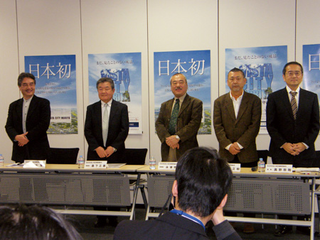 三井不動産レジデンシャルの奥野宗剛氏 (右端)と地権者らが記者会見を行った