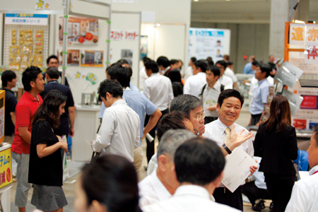 省エネ設備・建材の注目度は高く新商品が数多く並んだ