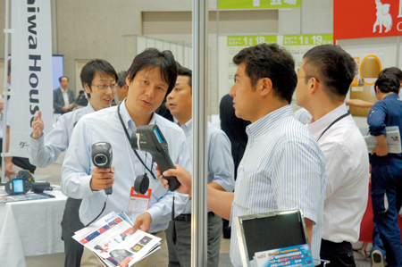 アズビルトレーディングのブースでは赤外線カメラの展示も