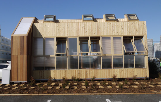 千葉大学「ルネ・ハウス」は設備ユニットを最小化、居住スペースの自由度が高く、国産材を多用。