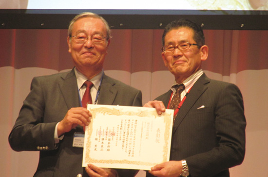 全国最優秀賞を受賞した造研の代表取締役和田宅矛氏（右）と表彰者のTOTO代表取締役社長　執行役員張本邦雄氏