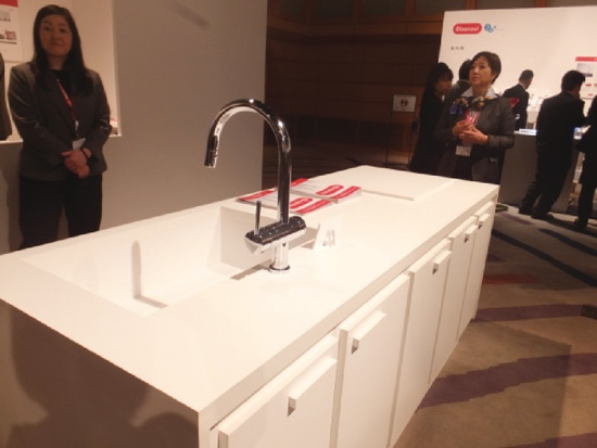 キッチンのスタイルに合わせたデザイン性重視のアンダーシンクタイプの展示