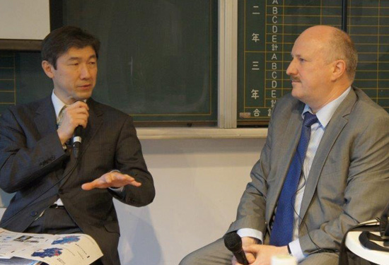 日本・ドイツの住宅政策を披露する坂根氏(左）とハンス氏