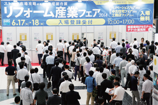 入場受付には全国からフェアに駆けつけた人たちで行列が。会場内も熱気に包まれた1