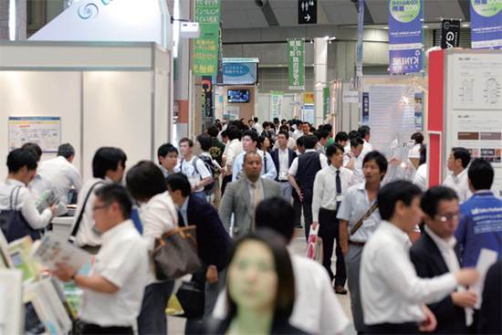 入場受付には全国からフェアに駆けつけた人たちで行列が。会場内も熱気に包まれた2