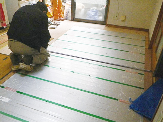 床暖房を設置して足元を暖かく