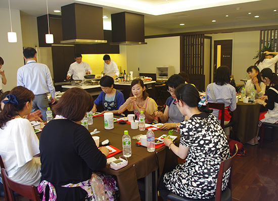 参加者も料理のプロだけに盛り上がった試食会