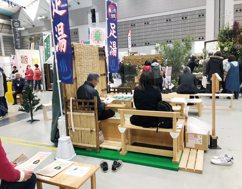 イベントの足湯コーナーでは、森のめぐみ工房が制作したベンチなどが並んだ