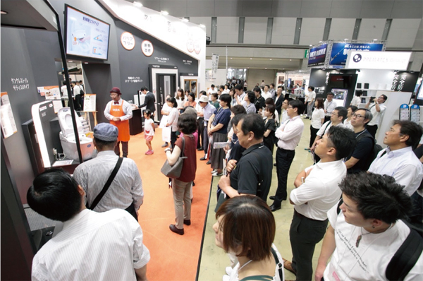 ブース前の通路は、人で溢れ返った