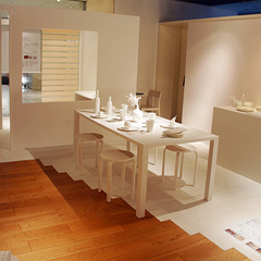 建材の「20年間」を展示　全11種の進化を紹介