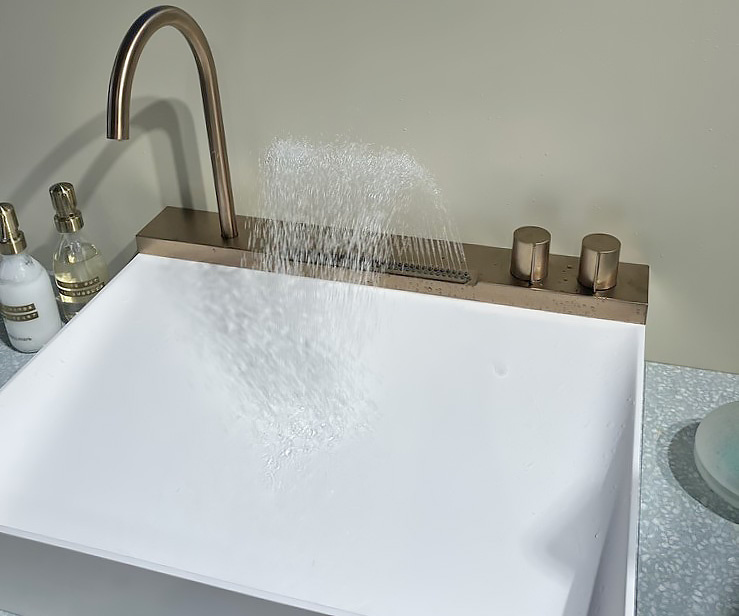 Avalegra AquaUnit フラットな水栓から洗顔 用シャワーが吐水